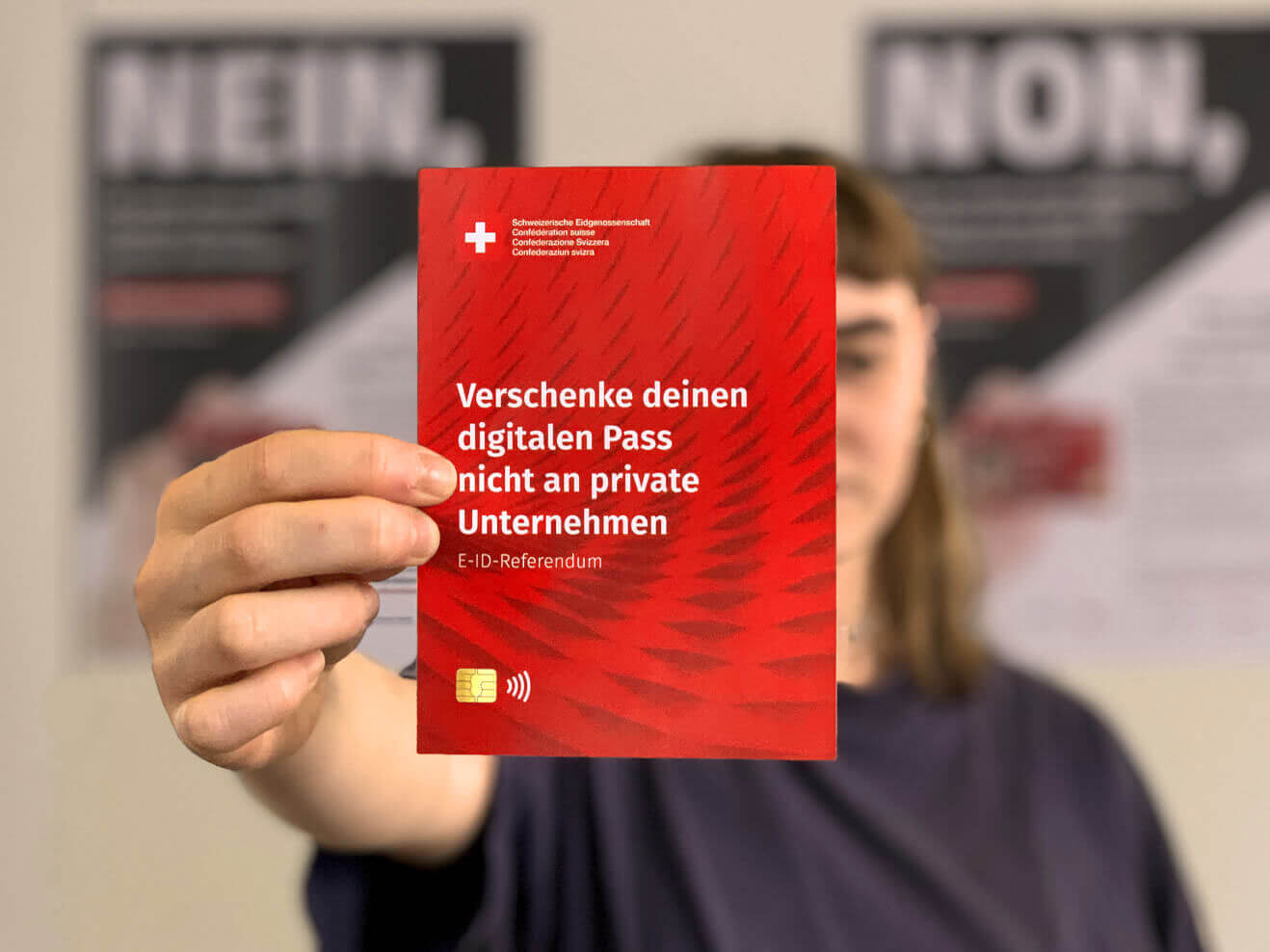 Eine Person hält den Info-Flyer vor die Kamera