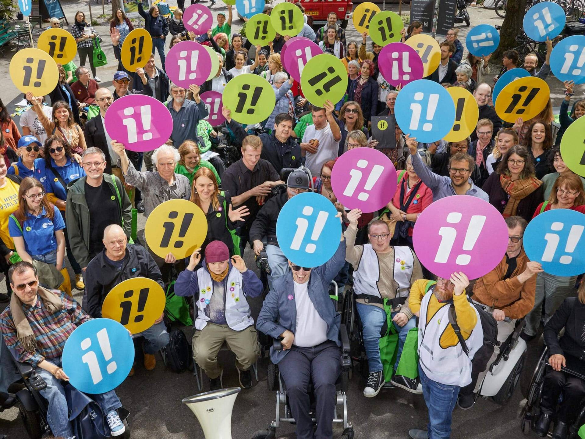 Eine Gruppe engagierter Menschen fordert zum Sammelstart der Inklusions-Initiative mehr Inklusion.