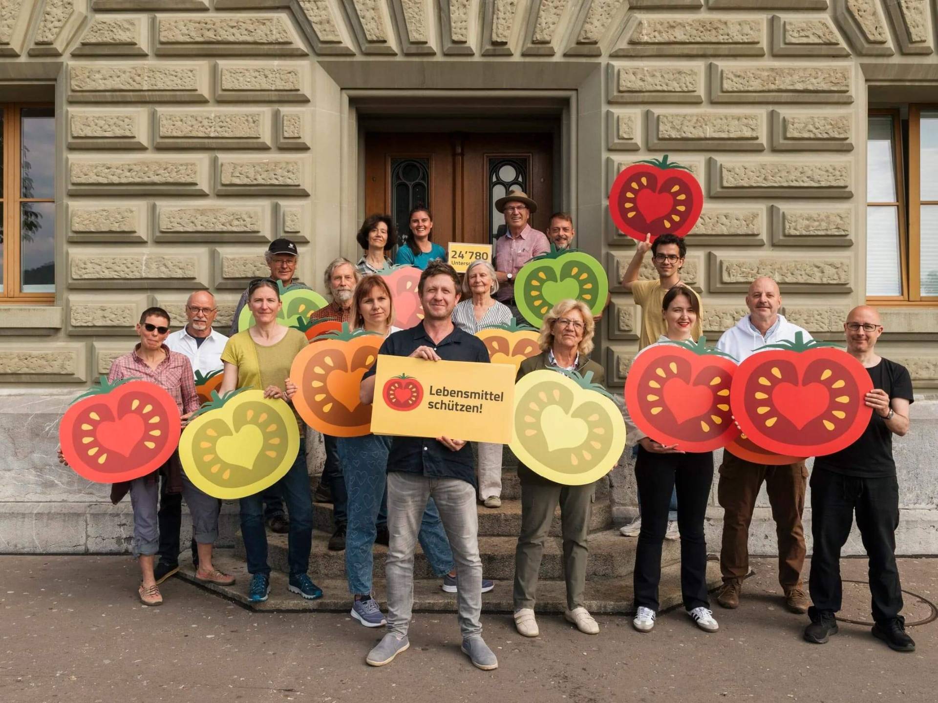 Eine Gruppe engagierter Menschen fordert den Schutz von gentechnikfreien Lebensmitteln