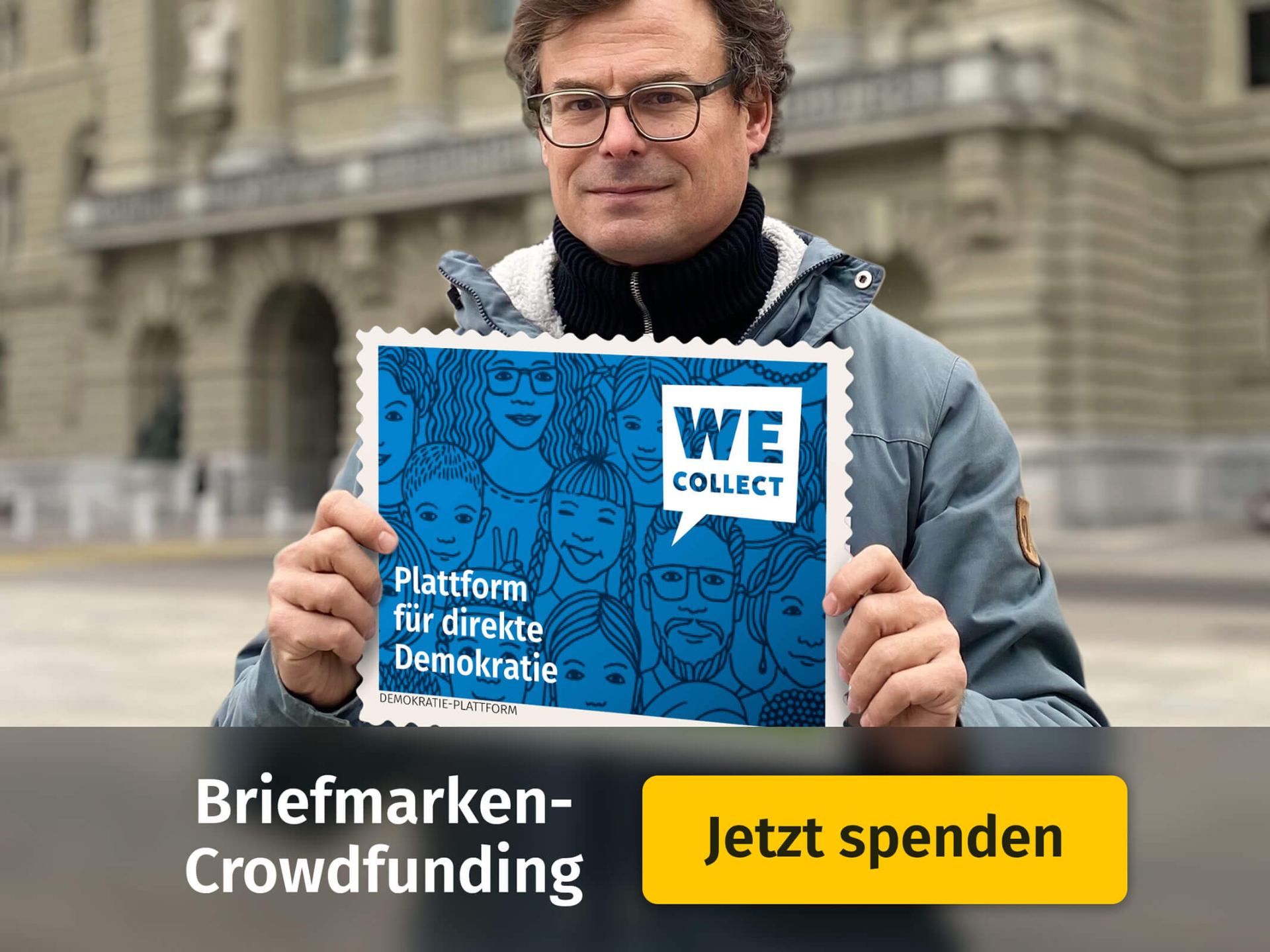 Daniel Graf, Gründer von WeCollect, wirbt mit einer übergrossen WeCollect-Briefmarke vor dem Bundeshaus fürs Crowdfunding zugunsten der Plattform.
